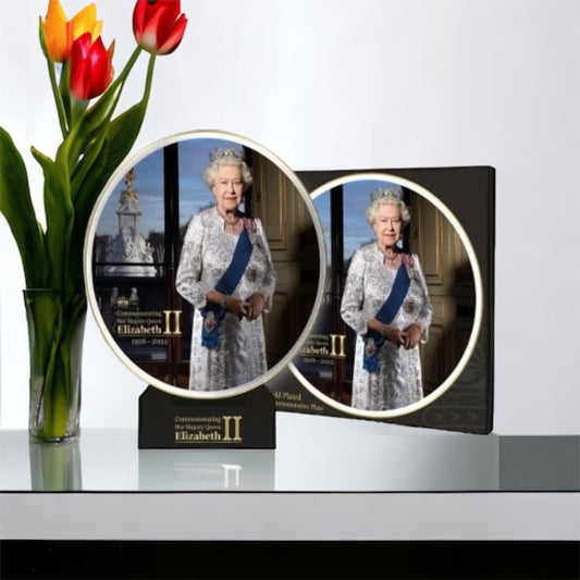 HM Queen Elizabeth 11  Commemorative Memorabilia - Queen Plate 20cm